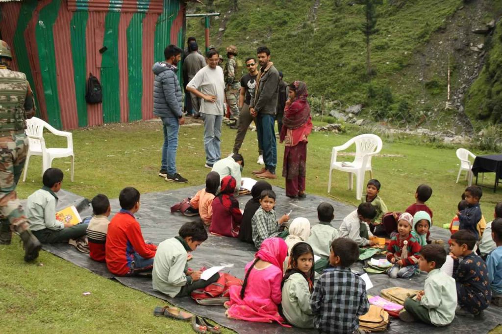 Arhan meet kashmir people